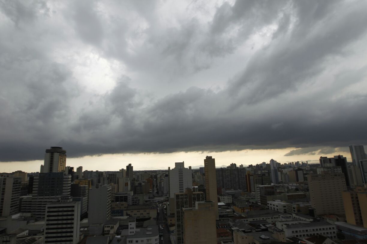 Chuva chega a Curitiba na manhã desta quarta-feira. | Antonio More/Gazeta do Povo