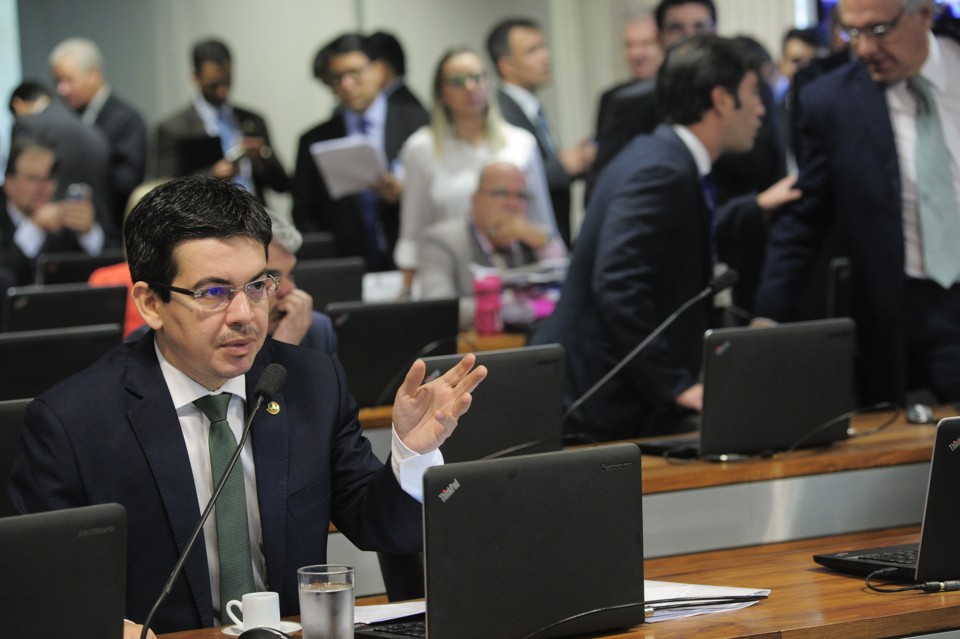 Senador Randolfe Rodrigues (Rede-AP) é o autor da PEC que acaba com o foro privilegiado. | Geraldo Magela/Agência Senado