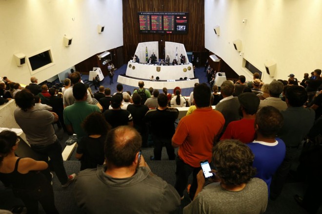 Votação foi acompanhada por servidores públicos | Hugo Harada/Gazeta do Povo