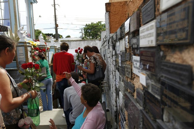 No Cemitério Municipal também está o túmulo da heroína e mártir da crença popular, Maria Bueno, sendo o mais visitado do local | Jonathan Campos/Gazeta do Povo