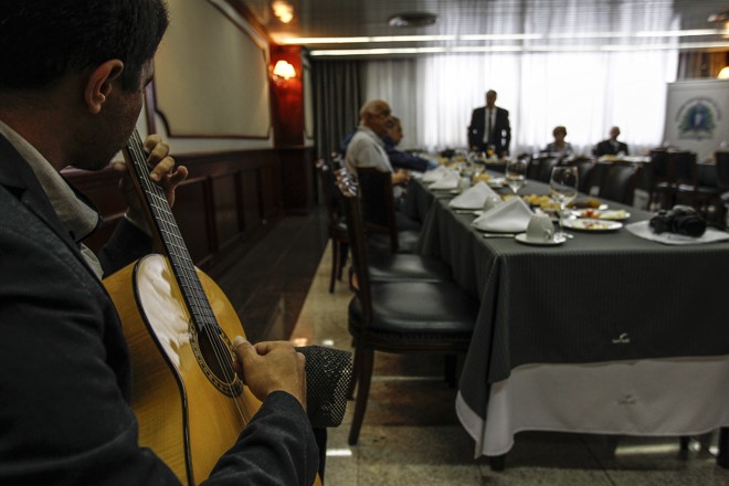 Violonista recebe os acadêmicos para café da manhã. | Jonathan Campos/Gazeta do Povo