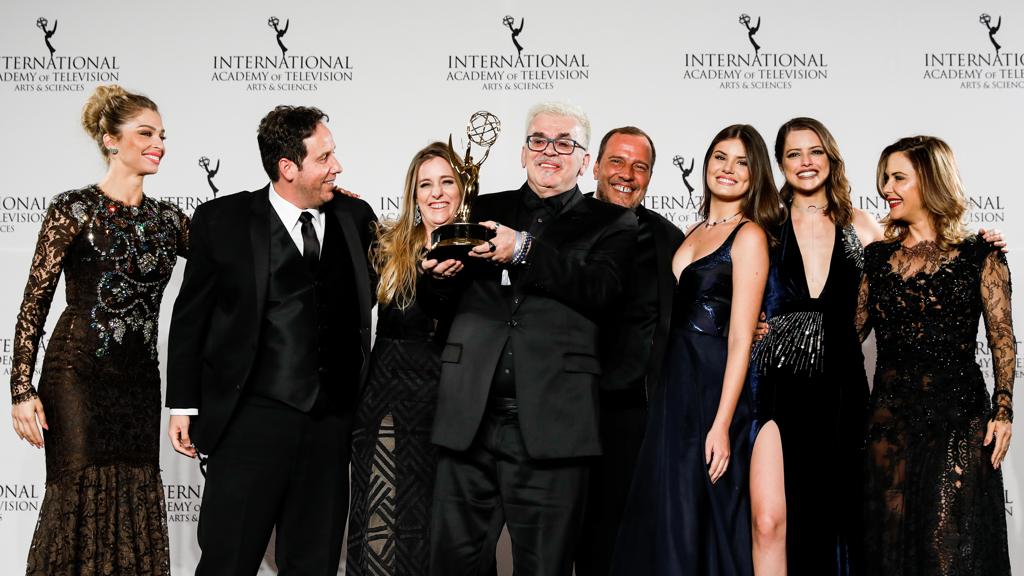 Grazi, o diretor Allan Fiterman, a diretora-geral Natalia Grimberg, o autor Walcyr Carrasco, o diretor-geral André Binder e as atrizes Camila Queiroz, Agatha Moreira e Guilhermina Guinle. | Rodrigo Barbosa/Globo