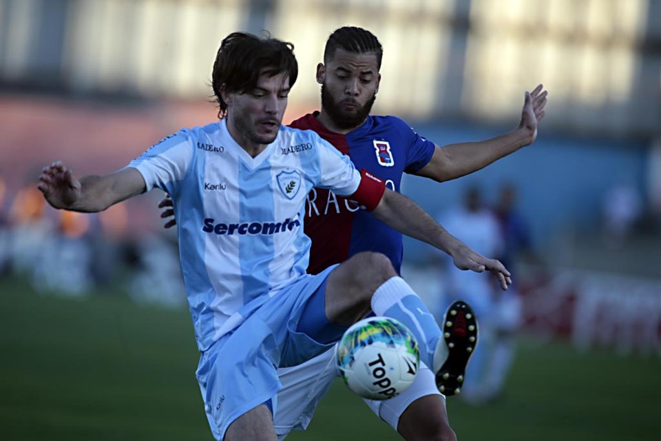 Germano, do Londrina, e Henrique Gelain, do Paraná, em jogo pela Série B neste ano. Os dois times representarão o estado na Primeira Liga 2017. | Albari Rosa/Gazeta do Povo