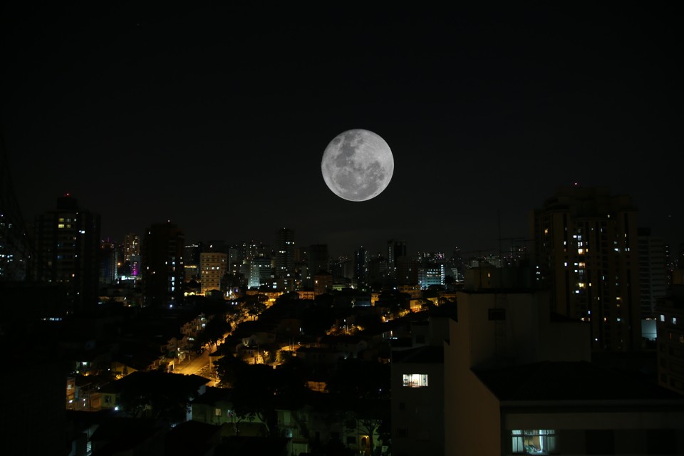 Superlua registrada em outubro, em São Paulo: fenômeno será ainda maior em novembro. | Paulo Pinto/Fotos Públicas