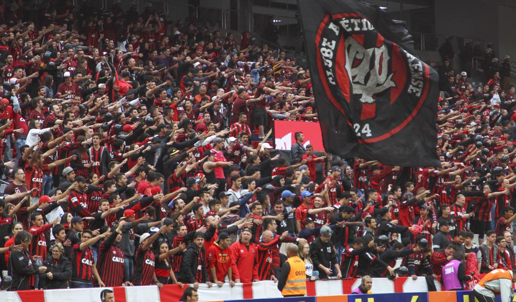 Torcida do Atlético na Arena da Baixada: caldeirão tem dado bons frutos para o time neste Brasileirão. | Daniel Castellano/Gazeta do Povo