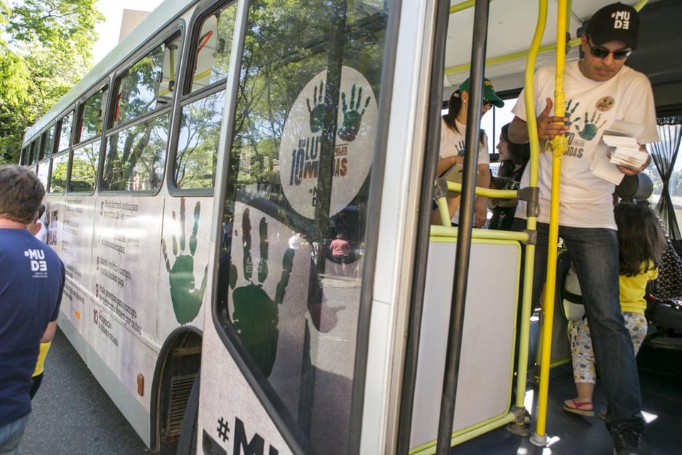 Veículo foi plotado com o texto simplificado das Dez Medidas do MPF | Marcelo Andrade/Gazeta do Povo
