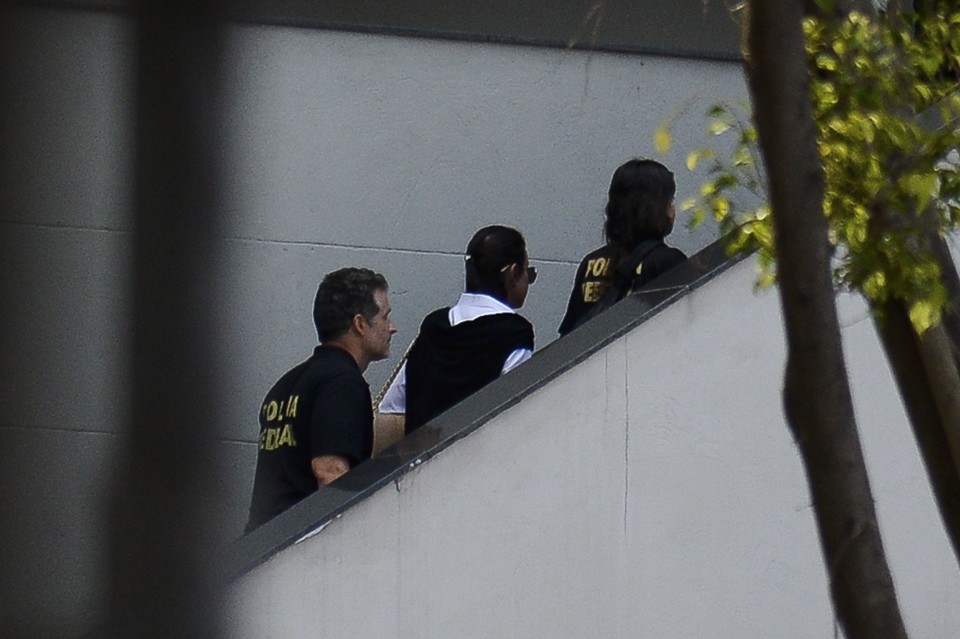 A ex-primeira dama Adriana Ancelmo, alvo de condução coercitiva, chega à sede da Polícia Federal | Tânia Rêgo/Agência Brasil)