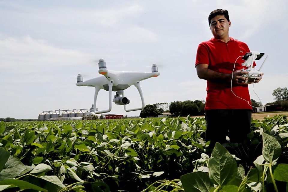 Clayton Sheiki Tessaro, um dos donos do grupo familiar Santa Ernestina – de 2 mil hectares. Depois de comprar um drone, ele pretende investir no monitoramento aéreo da área. | Felipe Rosa/TRIBUNA DO PARANA