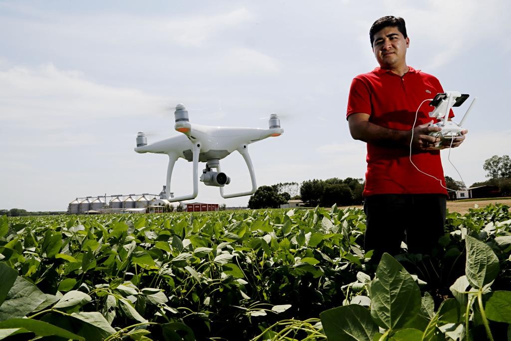 Clayton Sheiki Tessaro, um dos donos do grupo familiar Santa Ernestina – de 2 mil hectares. Depois de comprar um drone, ele pretende investir no monitoramento aéreo da área.