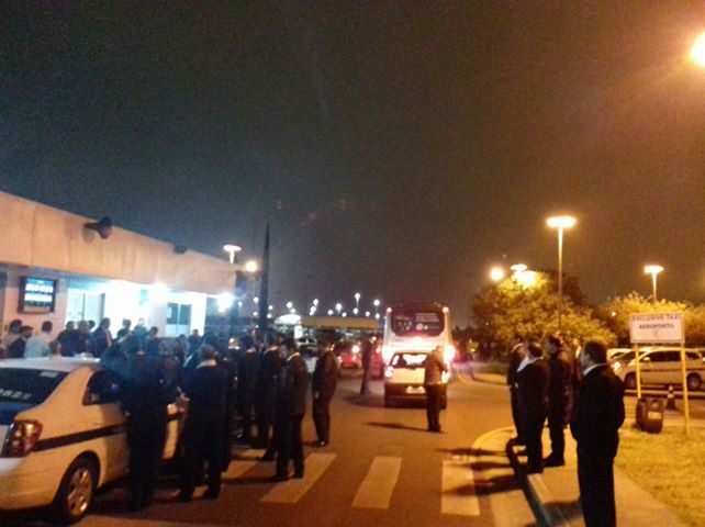 Manifestação dos motorista do Uber, no aeroporto, por mais segurança no aeroporto provocou reação de taxistas |