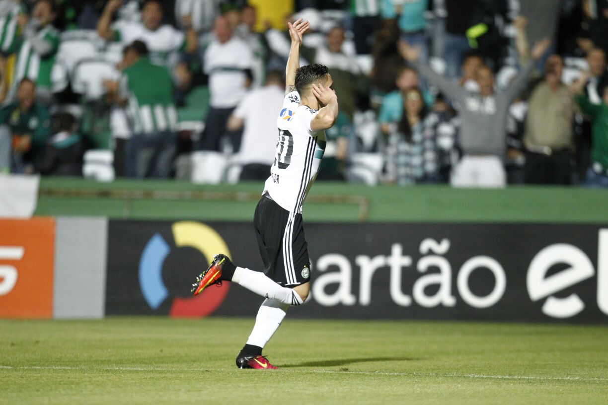 Raphael Veiga: comemoração do gol após as cobranças nas últimas partidas. | Jonathan Campos/Gazeta do Povo