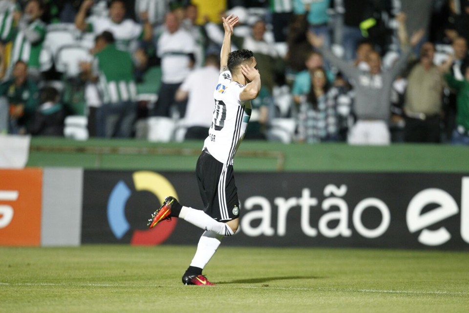 Raphael Veiga: comemoração do gol após as cobranças nas últimas partidas. | Jonathan Campos/Gazeta do Povo