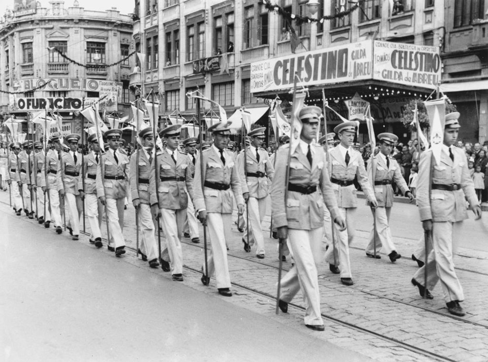 Colégio Belmiro Cesar, Antiga Escola Americana, desfilando na Avenida nos festejes do dia da Proclamação da República em 1938. | Arquivo/Acervo histórico Cid Destefani