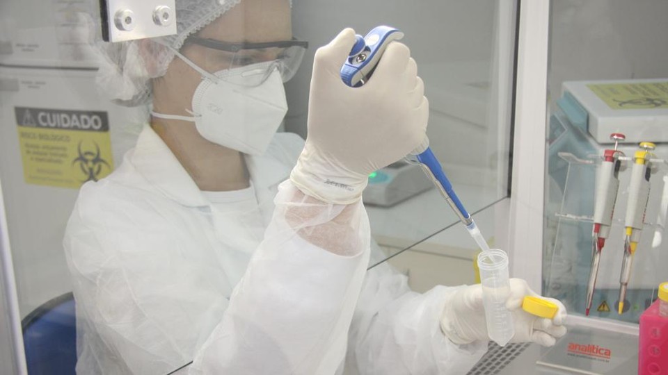 Processo de análise de DNA em laboratório do Grupo São Camilo, desenvolvido dentro da UEM. | Divulgação/Grupo São Camilo