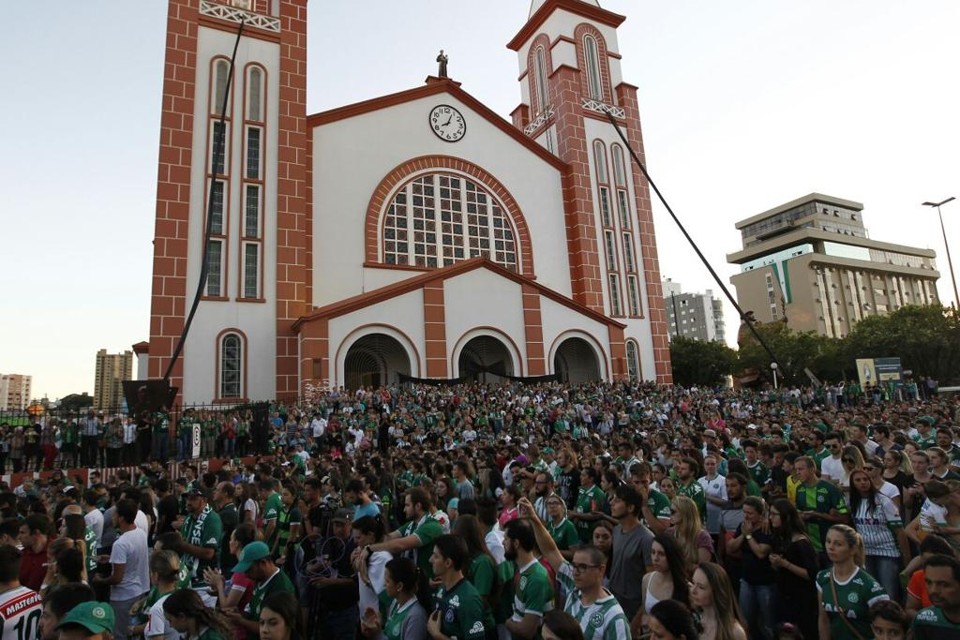 Torcedores da Chape deixam a missa a caminho da Arena Condá. | Jonathan Campos/Gazeta do Povo