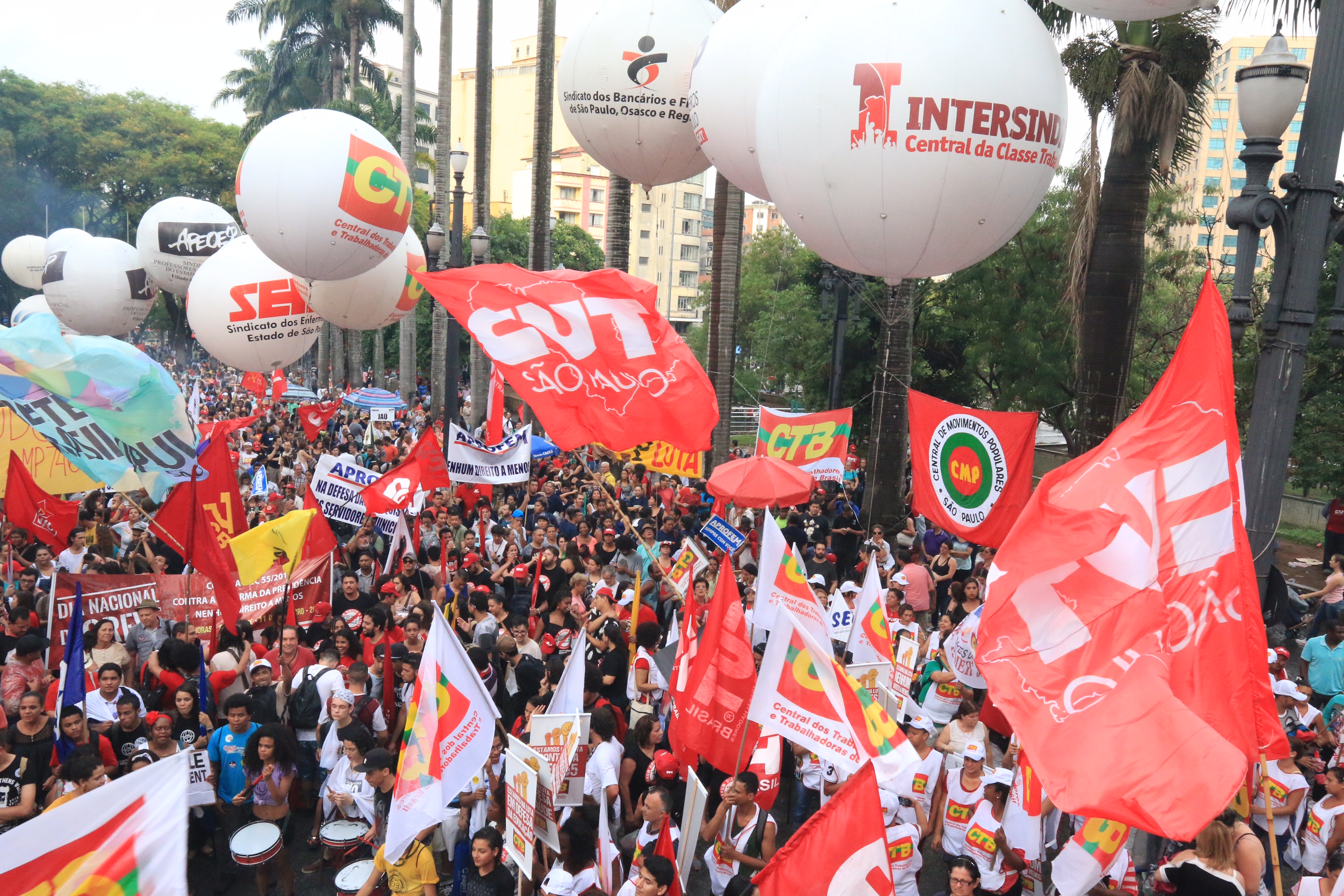 Centrais Sindicais em ato contra a PEC do Teto de Gastos na Avenida Paulista, no dia 11 de novembro . | Roberto Parizotti/CUT