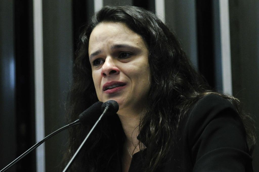 “No Brasil não faltam leis, o que falta é vergonha na cara para aplicá-las e profissionais dispostos a encarar os riscos”, afirmou Janaína. | Geraldo Magela/Agência Senado