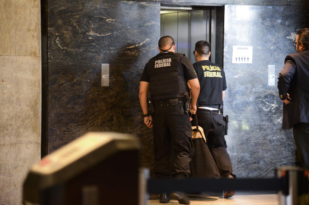 Policiais federais cumprem mandados da Operação Calicute | Tânia Rêgo/Agência Brasil