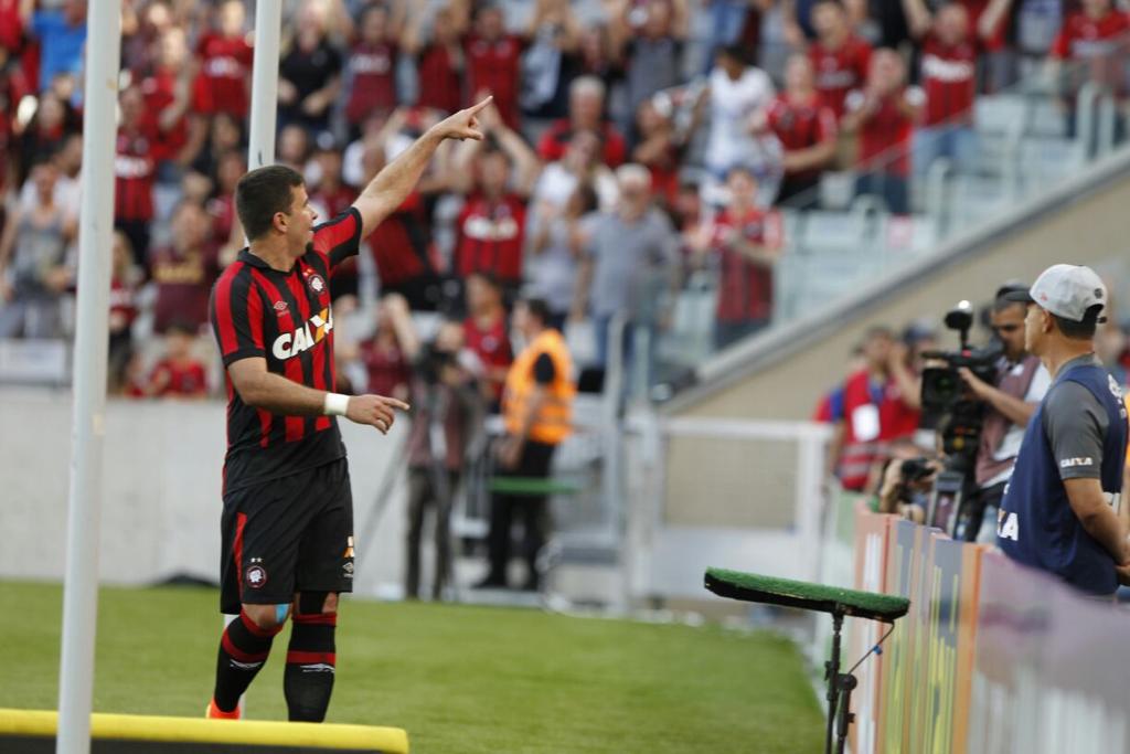 André Lima comemora o primeiro gol do Atlético, o melhor mandante deste Brasileiro. | Antônio More/Gazeta do Povo