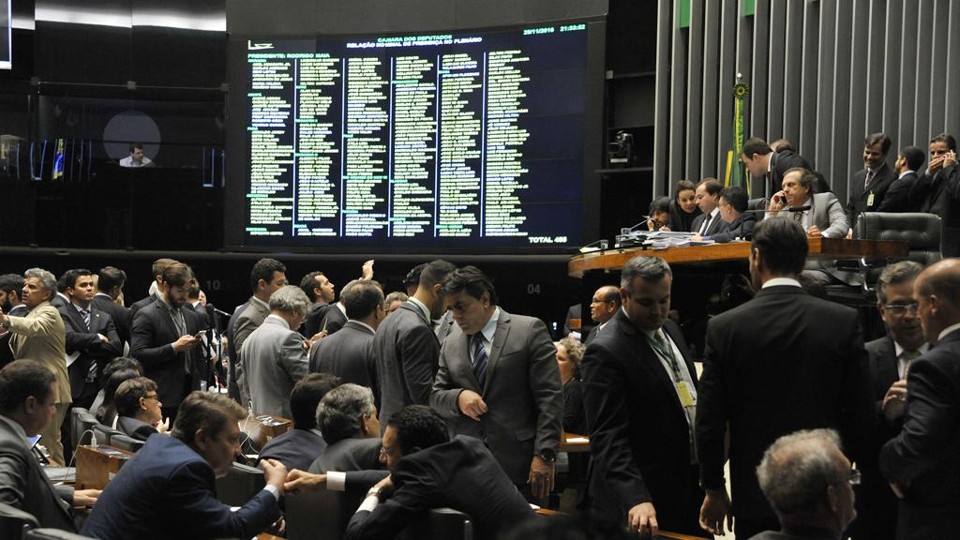 Projeto de medidas contra a corrupção foi desfigurado na madrugada desta quarta-feira (30) na Câmara. | Luis Macedo/Gazeta do Povo