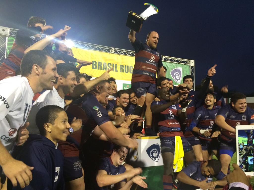 Capitão Luan levanta a taça de campeão brasileiro de 2016 do Curitiba Rugby Clube. | Foto: Napoleão de Almeida/