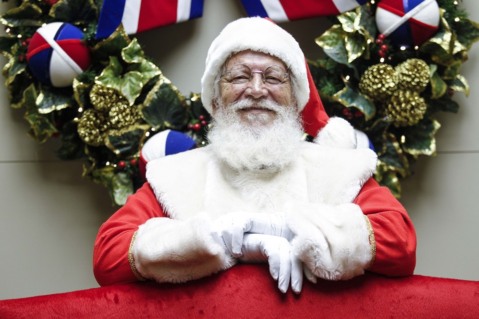 Daniel Noindorf, 68 anos, além de animar o Natal no shopping Pátio Batel, também visita lares na noite natalina. | Jonathan Campos/Gazeta do Povo