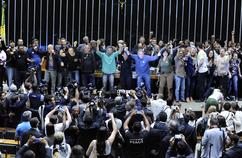 Grupo ficou em frente à Mesa Diretora da Casa | LUCIO BERNARDO JR/Câmara dos Deputados