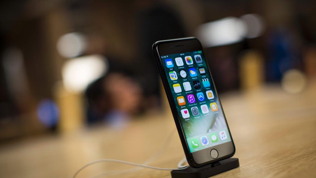 Empresa israelense teria ajudado o FBI a desbloquear iPhone durante investigação no início deste ano | JACK TAYLOR/AFP