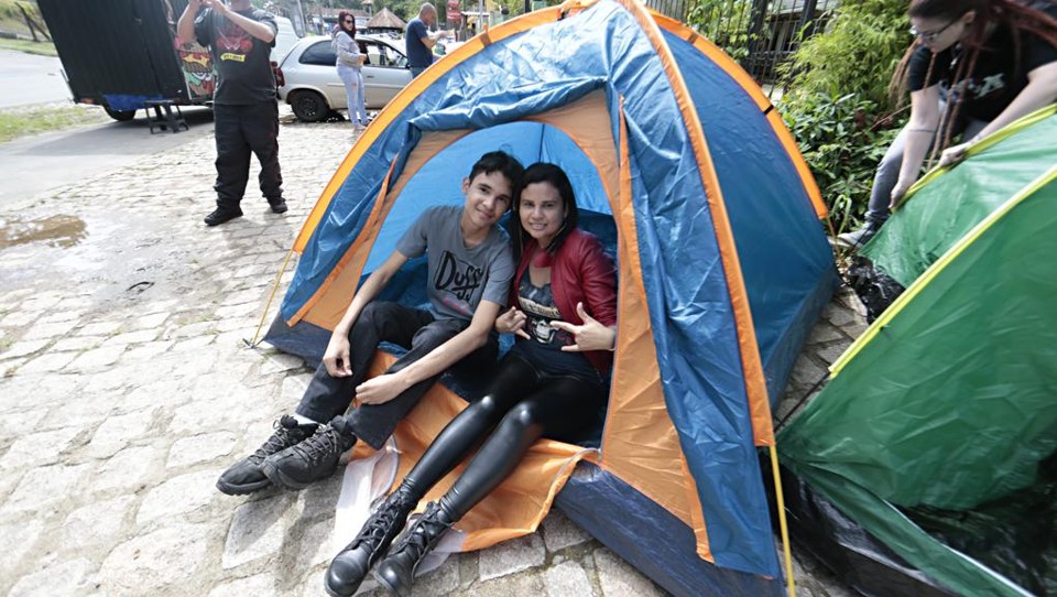 Sávio, nervoso por seu primeiro show de rock, veio com a mãe, a jornalista Patrícia, de Macapá, a quase 7.000 km de Curitiba. | Albari Rosa/Gazeta do Povo