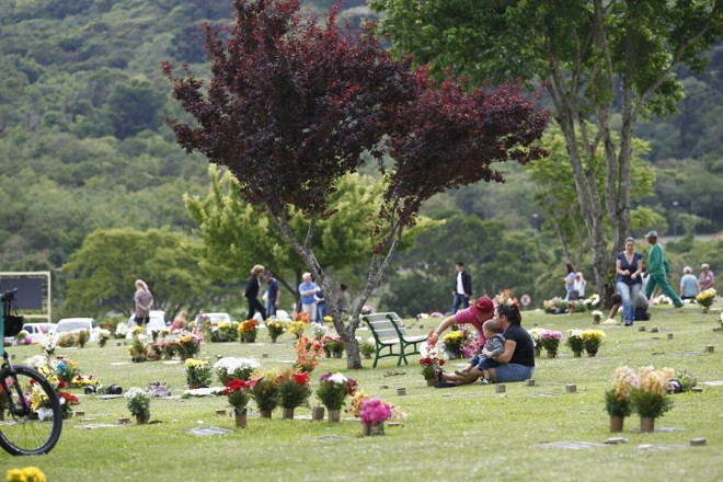 Pessoas aproveitam o dia de Finados no Cemitério Parque Iguaçu, em Curitiba | Jonathan Campos/Gazeta do Povo