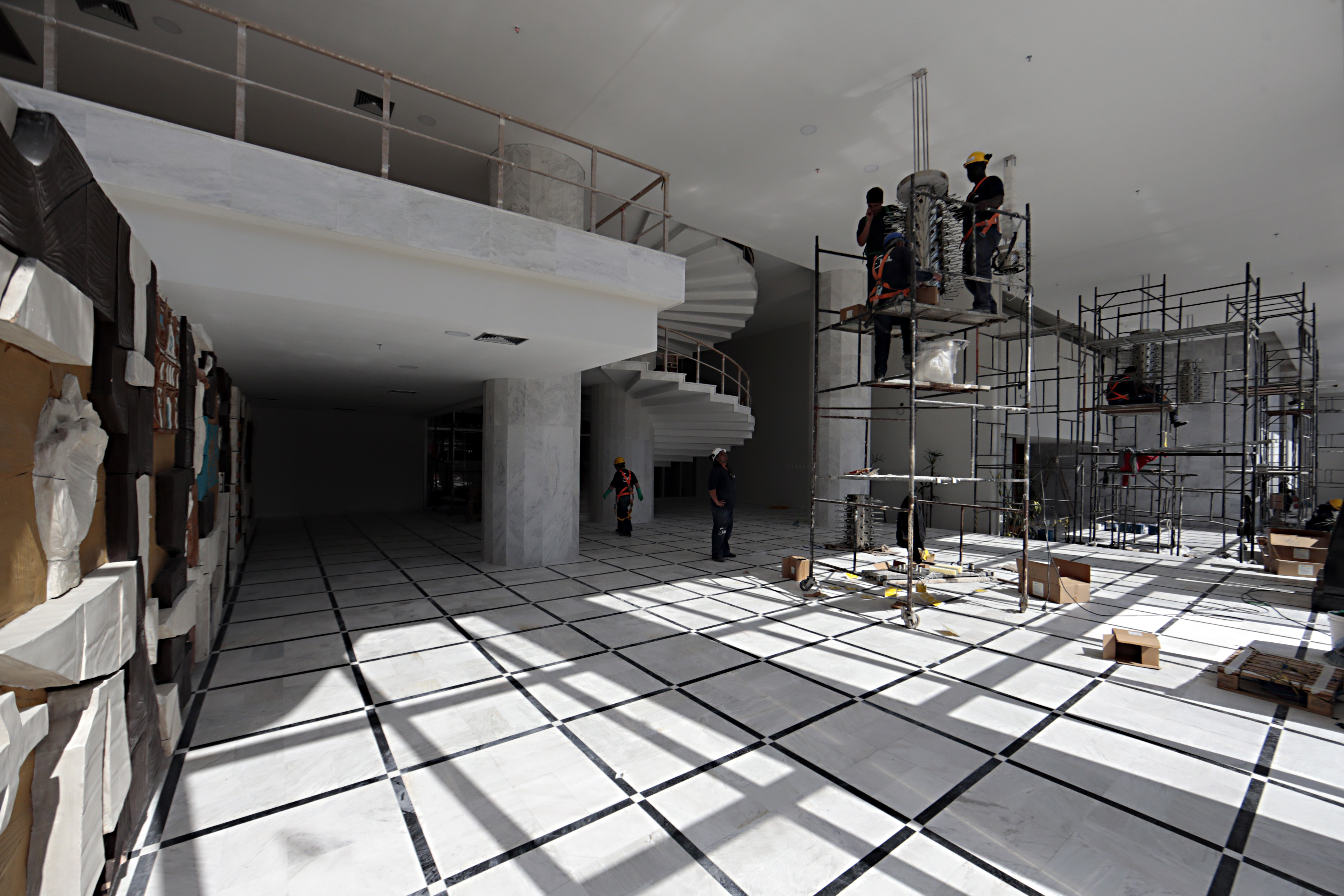 Operários correm contra o tempo para deixar tudo pronto para a reinauguração do Palácio da Justiça. Alguns serviços, porém, só ficam prontos no fim do mês. | Albari Rosa/Gazeta do Povo