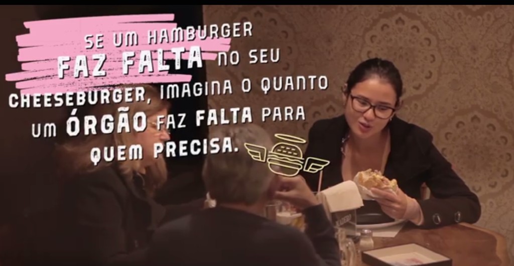 Restaurante fez a gravação do vídeo com clientes reais de suas lojas.