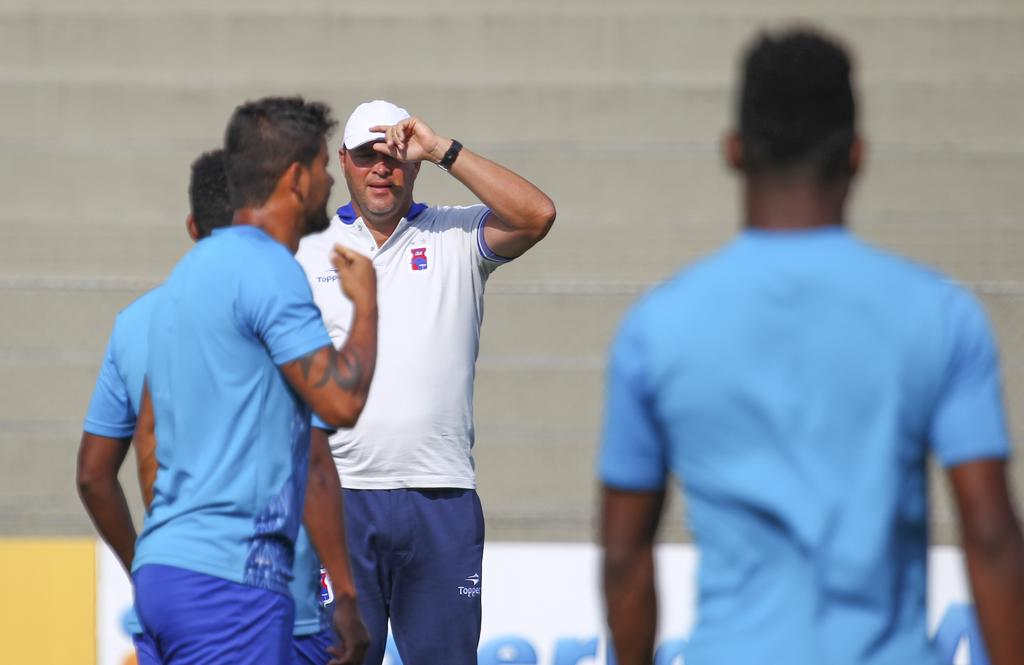 O técnico Roberto Fernandes terá cinco desfalques para o duelo do Paraná com o Paysandu. | Daniel Castellano/Gazeta do Povo