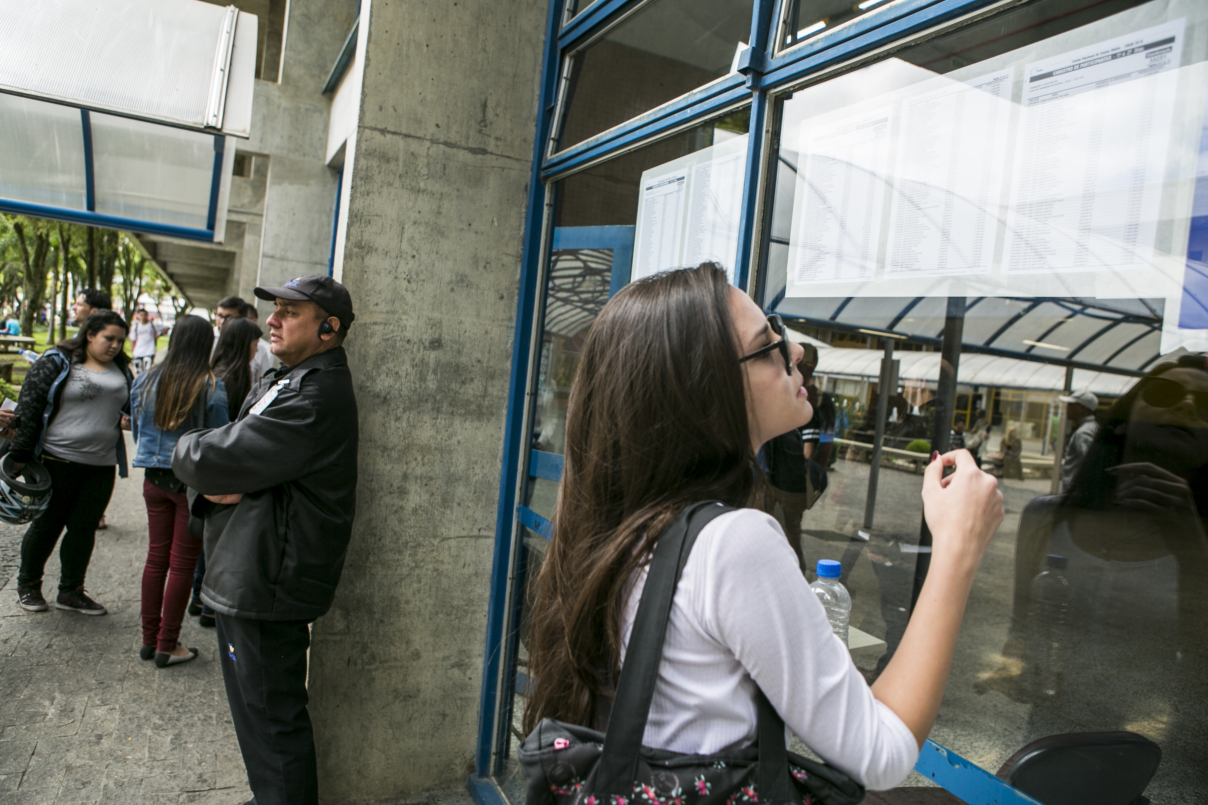 Aluna confere o ensalamento da prova do Enem | Marcelo Andrade/Gazeta do Povo