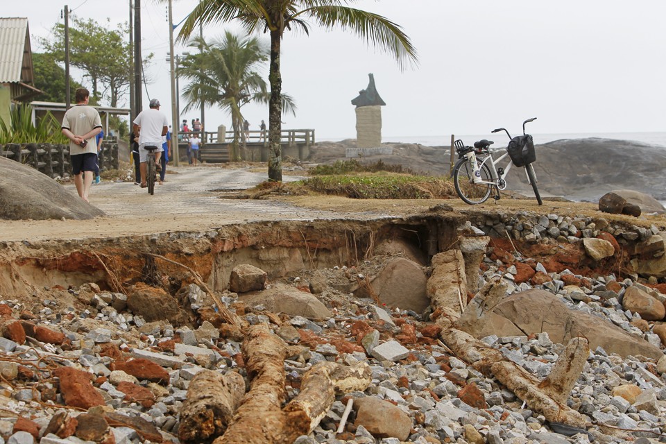 Calçadão de Matinhos foi atingido pela ressaca no fim de semana. | Antônio More/Gazeta do Povo