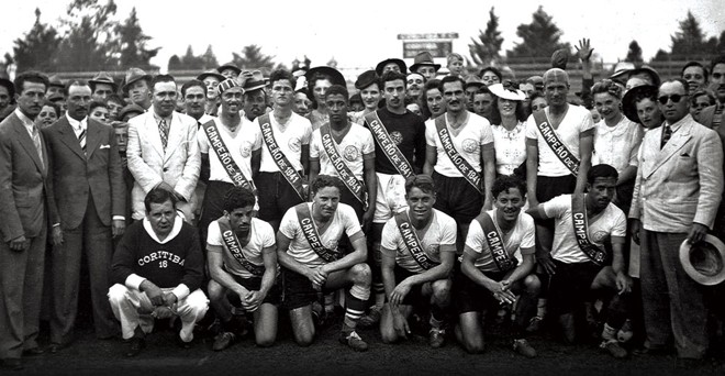 No registro marcando o Campeonato Paranaense de 1941, no gramado do estádio Belfort Duarte, senhoras misturam-se aos craques. | Reprodução