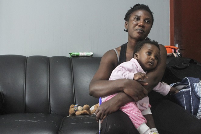 A mãe haitiana e a filha brasileira | Rodrigo Felix Leal/Gazeta do Povo