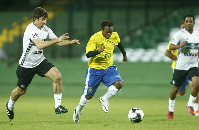 Edílson arranca se livrando da marcação de Tcheco. | Hugo Harada/Gazeta do Povo