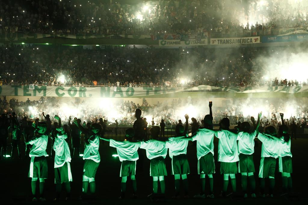 Homenagem à Chapecoense feita no Couto Pereira no dia 7 de dezembro, dia que deveria ocorrer a final da Sul-Americana no local. As crianças representaram o renascimento do clube, que está ocorrendo aos poucos. | Hugo Harada/Gazeta do Povo