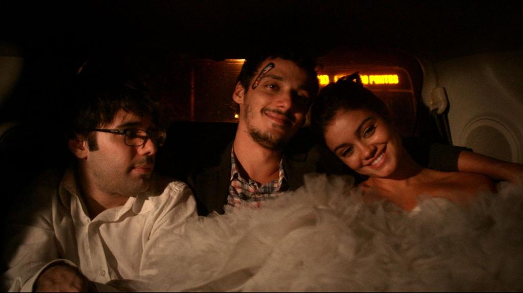 O diretor Matheus Souza, que também atua no filme, ao lado de Leandro Soares e Sophie Charlotte. | Divulgação/