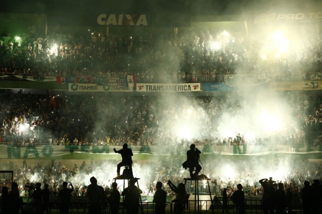 Torcida cantou muito em homenagem a campeã da Copa Sul-Americana. | Hugo Harada/Gazeta do Povo