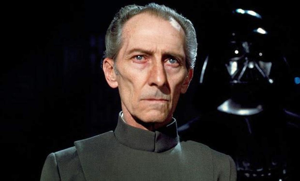 Peter Cushing, morto em 1994, ajuda a reviver seu personagem em “StarWars”, Grand Moff Tarkin, pela força de encaradas, tom de voz e maçãs do rosto salientes | Lucasfilm/Divulgação