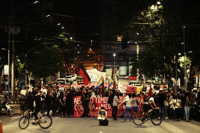 Manifestantes protestam contra a PEC do teto em Curitiba |
