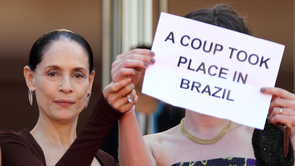 Sonia Braga no protesto feito pela equipe de “Aquarius” no Festival de Cannes | Valery Hache/AFP