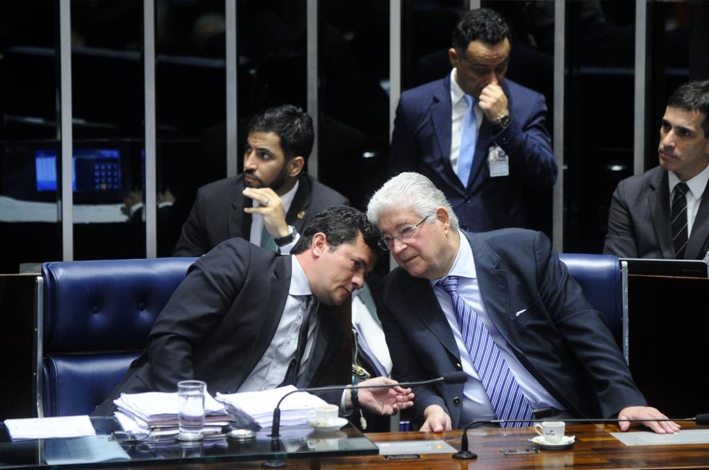 Moro (à esq.) e Requião conversam durante a audiência pública no Senado | Geraldo Magela/Agência Senado