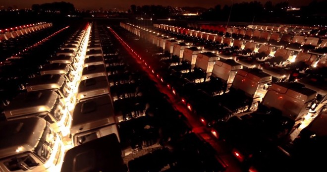 Vídeo mostra como ficou o pinheirinho formado por 342 veículos. Ideia faz parte das comemorações de 60 anos da Mercedes em solo nacional | Reprodução/YouTube