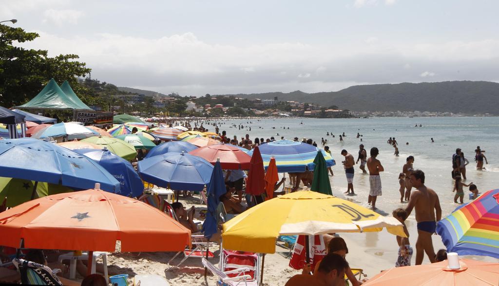Praia de Bombinhas, em Bombinhas: a temperatura da água fica na casa dos 24° C | Daniel Castellano/Daniel Castellano