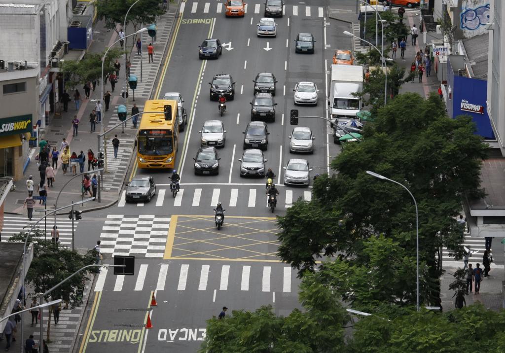 Pesquisa indica que ruas com faixas estreitas são mais seguras porque inibem os motoristas, fazendo com que eles andem mais devagar | Aniele Nascimento/Arquivo/Gazeta do Povo