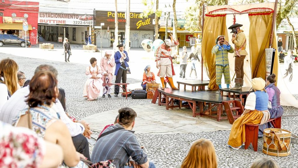 O elenco do grupo Arte da Comédia em ação na praça. | Hugo Harada/Gazeta do Povo