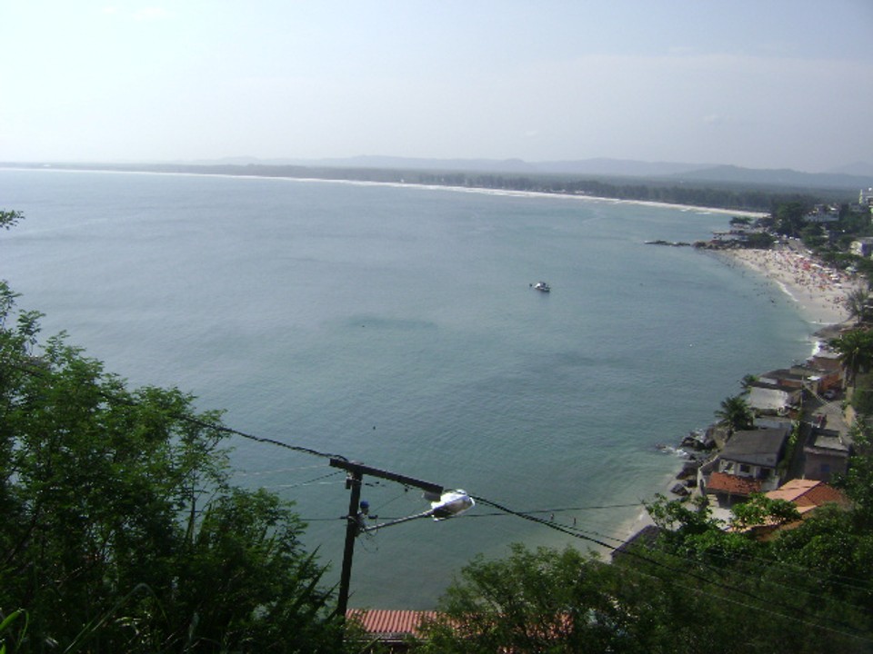 Barra de Guaratiba, com a Restinga da Marambaia ao fundo. | Wikimedia Commons